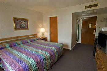 Rodeway Inn Glen Ellyn Bagian luar foto